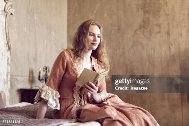 mujer del siglo xviii en un castillo - period costume fotografías e imágenes de stock