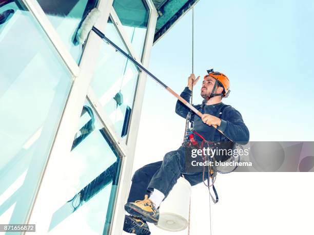 laveur de carreaux - descente en rappel photos et images de collection