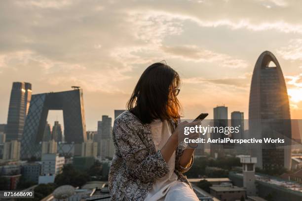 social en la luz del sol - pekín express fotografías e imágenes de stock