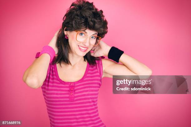 80er jahre vokuhila modell - mullet haircut woman stock-fotos und bilder