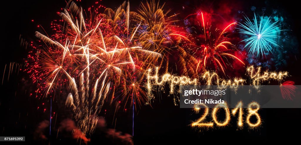 Estrelinha feliz ano-novo 2018 com fogos de artifício no céu