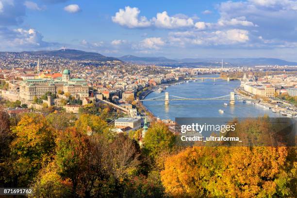 luchtfoto stadsgezicht van boedapest in het herfst seizoen - royal palace budapest stockfoto's en -beelden