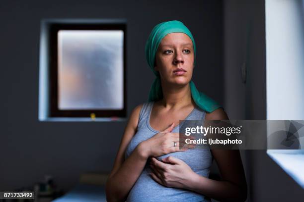 breast cancer selbst check, gesunden lebensstil-konzept - junge frau allein stock-fotos und bilder