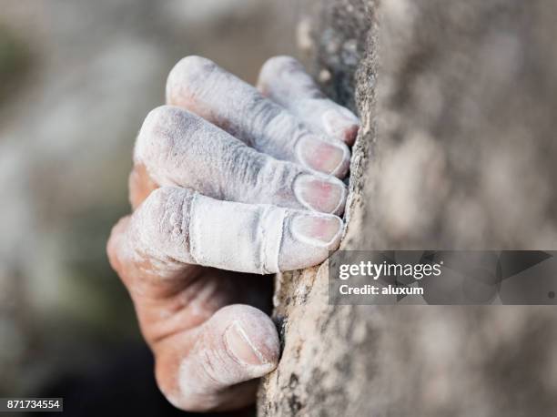 rock climbing hand mit kreide - chalk rock stock-fotos und bilder