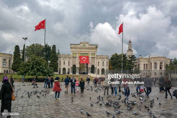 beyazit square,istanbul,turkey - istanbul university on beyazit square photos et images de collection