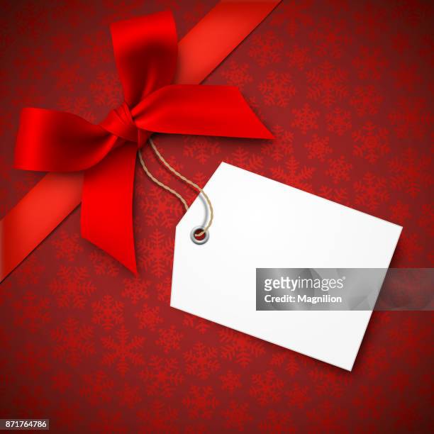 ilustrações de stock, clip art, desenhos animados e ícones de red holiday background with red bow and tag - gift tag