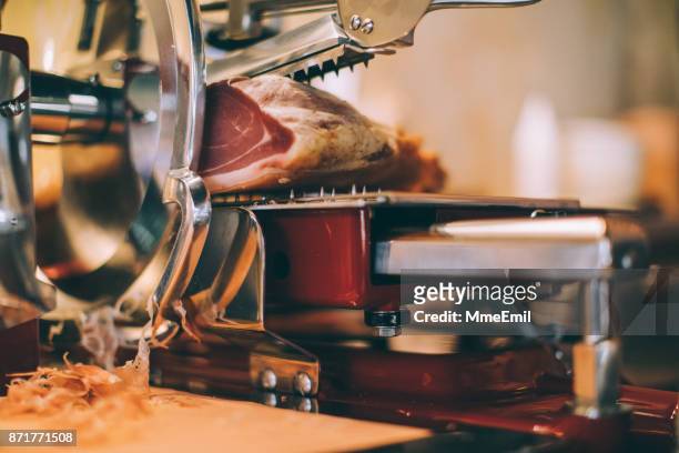 máquina de cortar carne con prosciutto - cold cuts fotografías e imágenes de stock