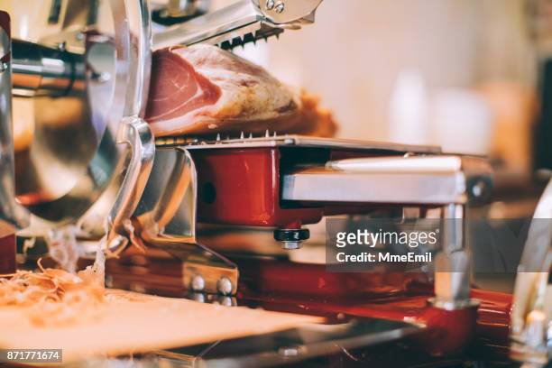 trancheuse à viande avec prosciutto - machine à carte photos et images de collection