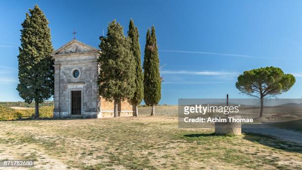 val d'orcia, tuscany, italy, europe - capella di vitaleta stock pictures, royalty-free photos & images