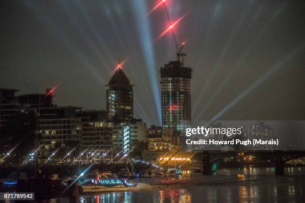 chelsea harbour and wharf: night lights - guy fawkes day fotografías e imágenes de stock