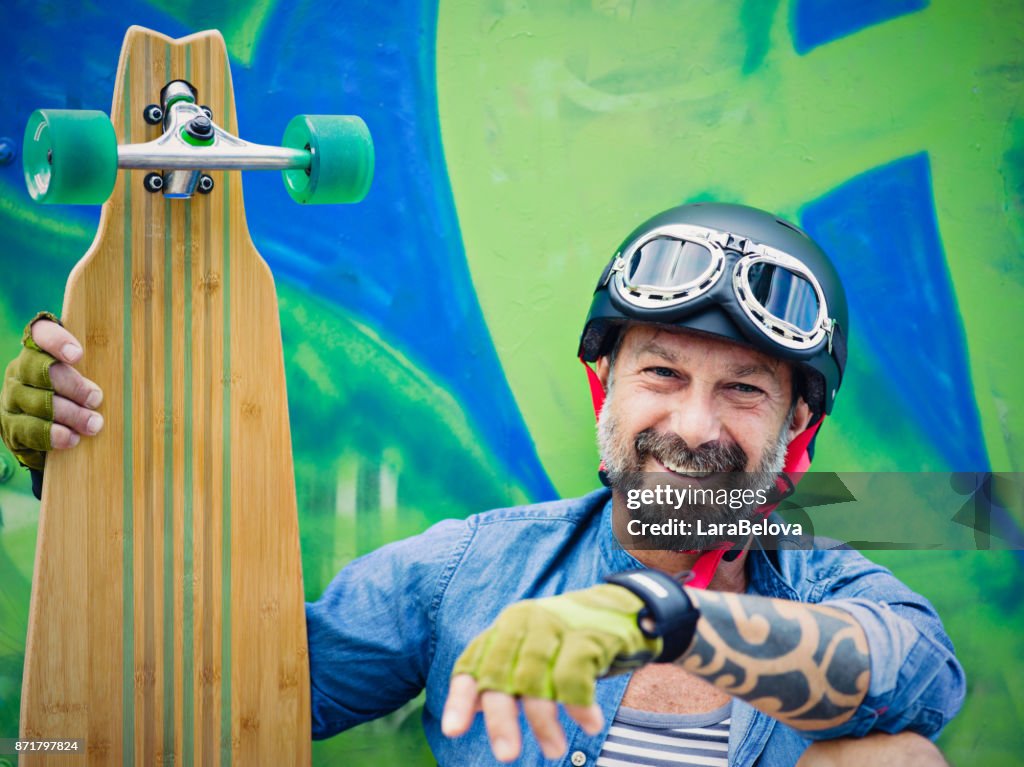 Hombre maduro con longboard, pintada sobre fondo