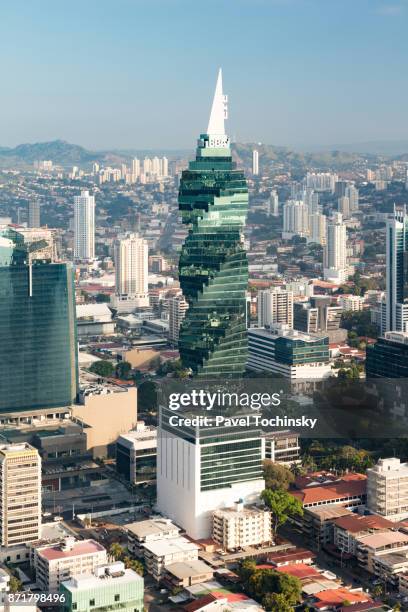 f&f tower (previously known as the revolution tower) from 2011, one of the most iconic skyscrapers in panama city - panamá fotografías e imágenes de stock