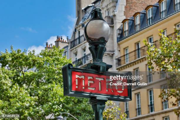 metro and lamp sign, paris - sinal do metrô sinal informativo - fotografias e filmes do acervo