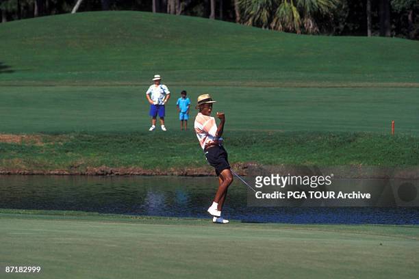 Tiger Woods celebrates at the 1996 US Amateur Championship