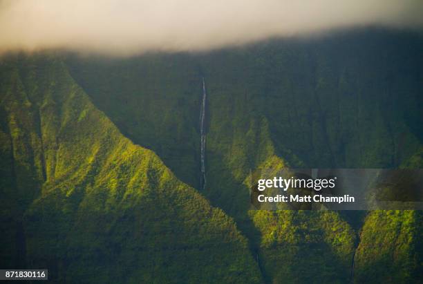 rugged mountains on the na pali coast - hawaiian waterfalls 個照片及圖片檔