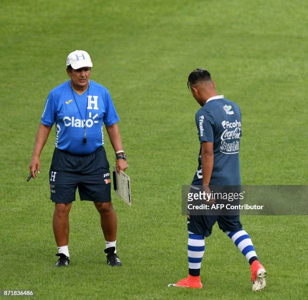 Honduras' Colombian head coach Jorge Luis Pinto , talks to footballer Mario Martinez, during a training session at the Olympic Metropolitan stadium...