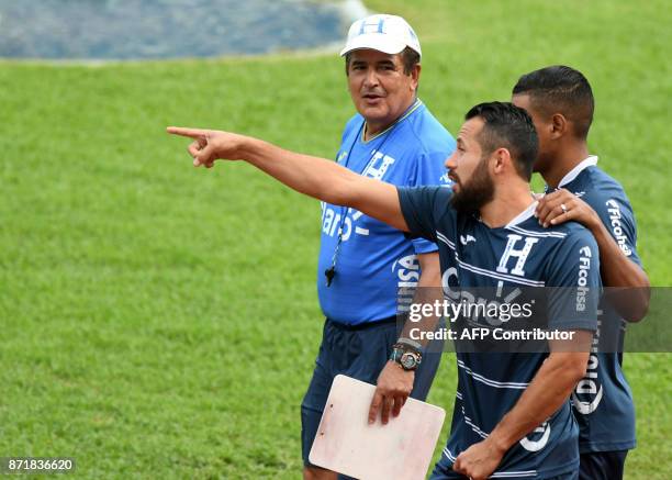 Honduras' Colombian head coach Jorge Luis Pinto , talks to footballer Alfredo Mejia , during a training session at the Olympic Metropolitan stadium...