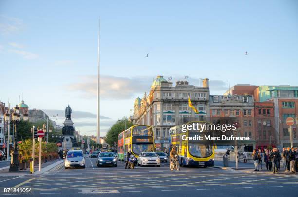 vista frontale di o'connell street a dublino irlanda durante il giorno dell'autunno - dublin bus foto e immagini stock