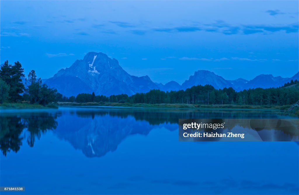 First light, eine illuminating Tetons mountain range