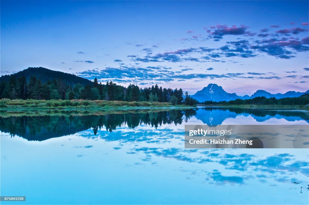 First light, eine illuminating Tetons mountain range
