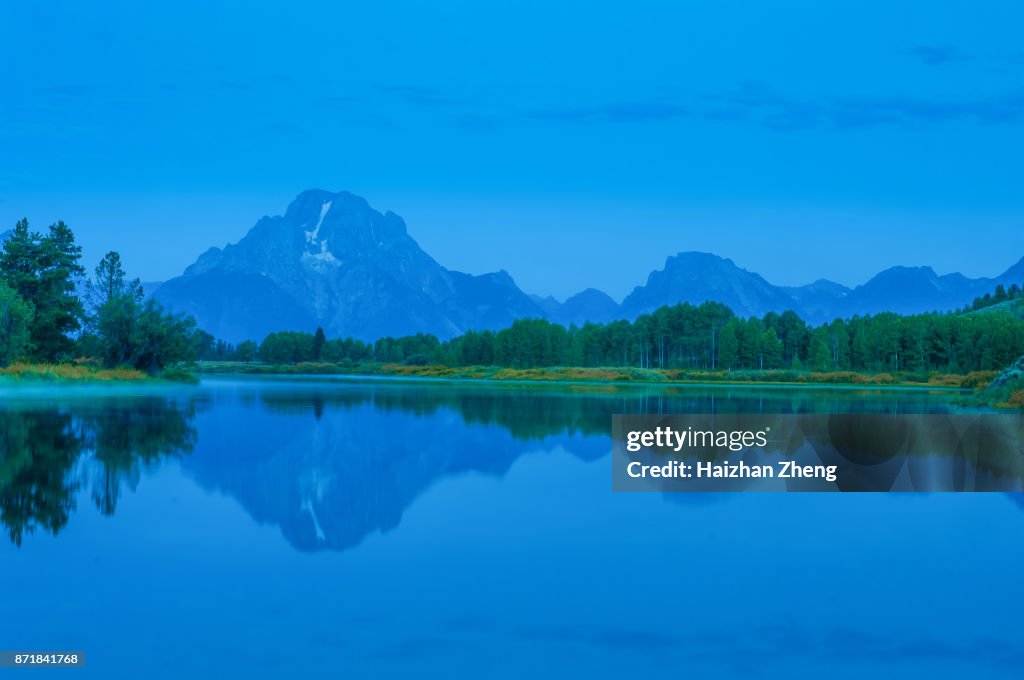 First light, eine illuminating Tetons mountain range