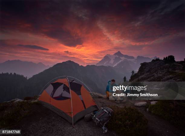 male camper making morning coffee. - mt shuksan imagens e fotografias de stock