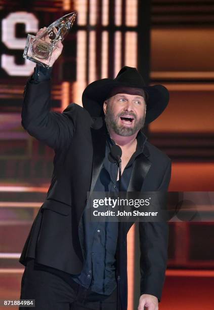 Garth Brooks wins Entertainer of the year onstage at the 51st annual CMA Awards at the Bridgestone Arena on November 8, 2017 in Nashville, Tennessee.