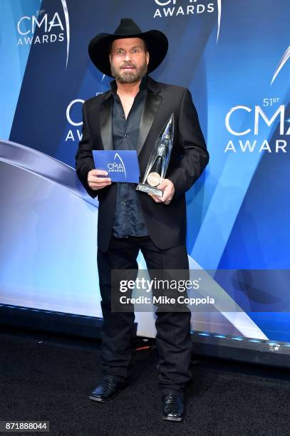 Garth Brooks poses with Entertainer of the year award in the press room at the 51st annual CMA Awards at the Bridgestone Arena on November 8, 2017 in...