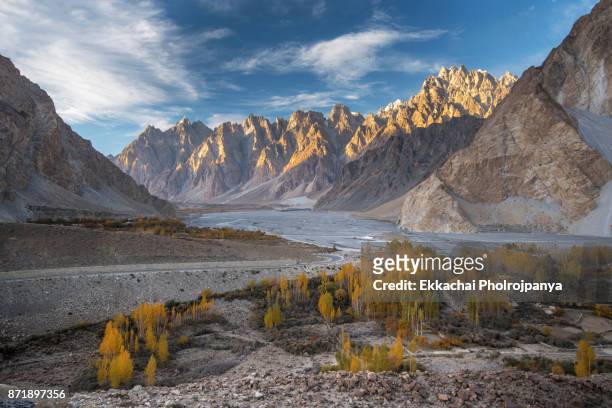 view over passu in autumn, karakoram highway, pakistan - hunza valley stock-fotos und bilder