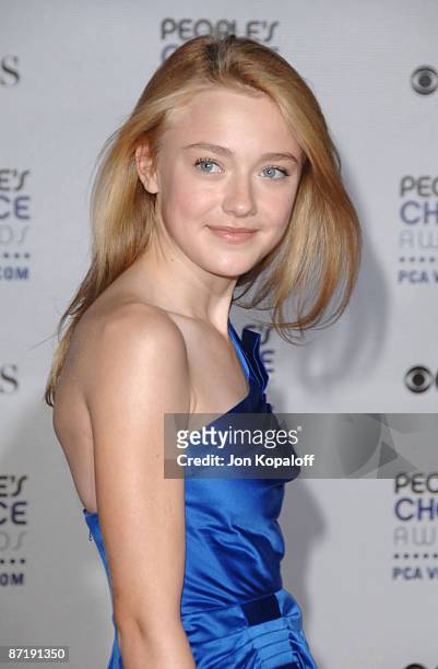 Actress Dakota Fanning arrives at the 35th Annual People's Choice Awards held at the Shrine Auditorium on January 7, 2009 in Los Angeles, California.