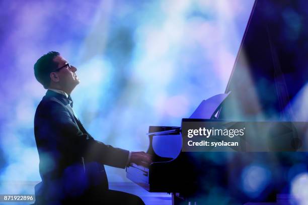 pianist tijdens de fase uitvoering - syolacan stockfoto's en -beelden