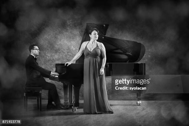 pianista e cantante durante l'esibizione teatrale - opera lirica foto e immagini stock