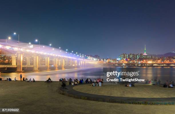 banpo regenbogenbrücke twilight - han river stock-fotos und bilder