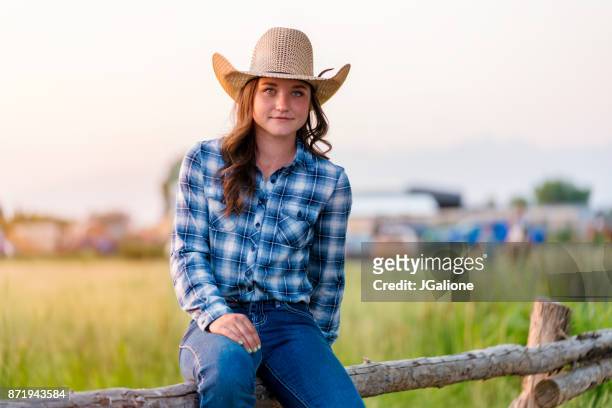 portrait of a young cowgirl outdoors in nature - cowboy hat imagens e fotografias de stock