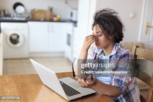 Mujer con Laptop tiene problemas Mujer con Laptop tiene problemas