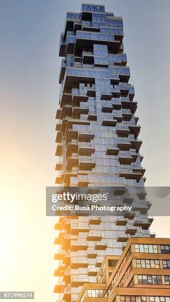 condo skyscraper at 56 leonard street by architecture firm herzog and de meuron in tribeca in lower manhattan, new york city - sun flare on glass stockfoto's en -beelden