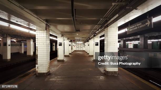 empty subway platform of the g train, new york city - plataforma de estação de metro imagens e fotografias de stock