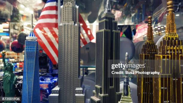 american souvenir collectibles on display on store window of a souvenir and gift shop in manhattan, new york city - crazy holiday models - fotografias e filmes do acervo