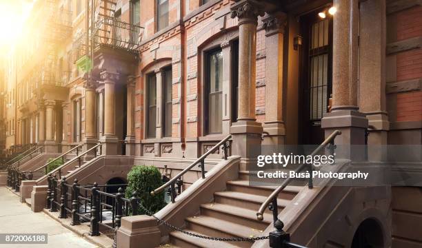 elegant brownstones and townhouses in the west village. manhattan, new york city - sunset society stock-fotos und bilder