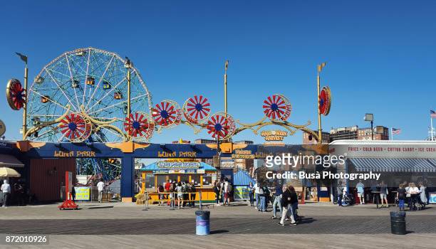 main entrance of the luna park amusement park along the boardwalk at coney island, brooklyn, new york city - luna park coney island photos et images de collection