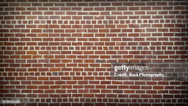 brick wall in manhattan, new york city - met de kop tegen de muur lopen stockfoto's en -beelden