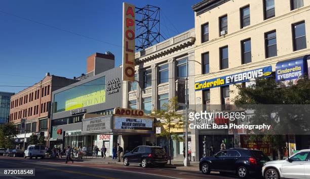 the famous apollo theater along 125th street in harlem, manhattan, new york city. the apollo became legendary during the 'harlem renaissance' days in the 1920s and 1930s. - harlem renaissance bildbanksfoton och bilder