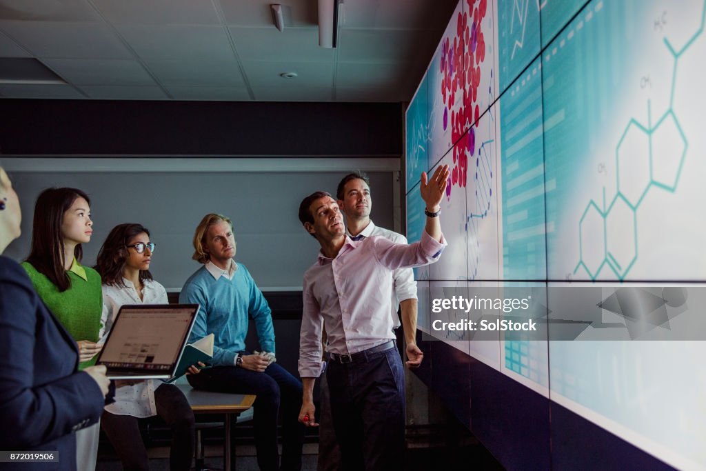 Visualización de datos en una pantalla grande de adultos