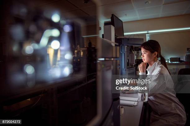 in the lab studying phenotyping - drug test stock pictures, royalty-free photos & images