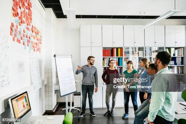 university tutor with students, problem solving during seminar - flipchart stock-fotos und bilder