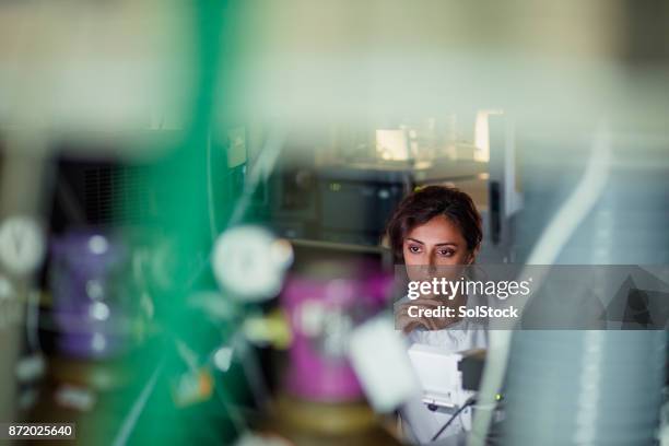 vrouwelijke laboratorium research analist - innovation stockfoto's en -beelden