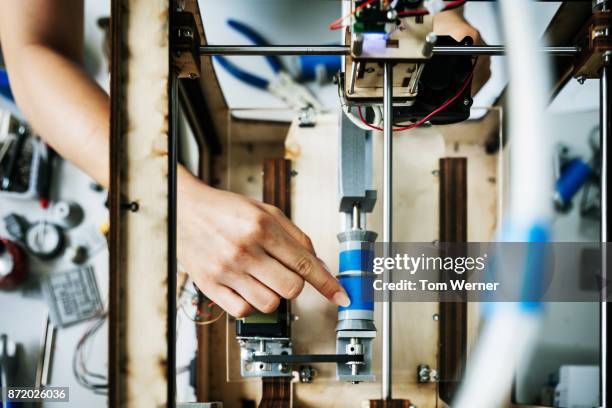 engineering student setting up 3d printer - stampante 3d foto e immagini stock