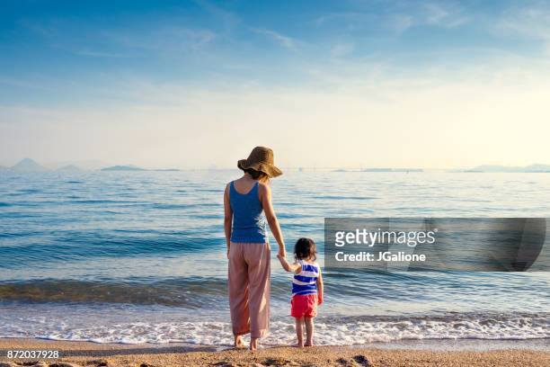 mutter und tochter am strand - family beach holiday stock-fotos und bilder