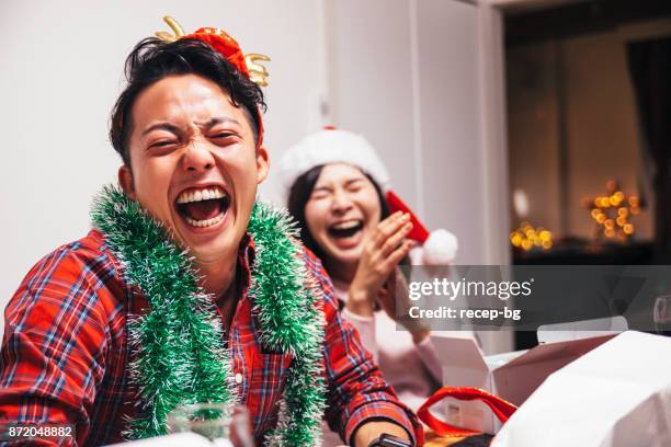 heureux jeune couple lauging - gift japan photos et images de collection