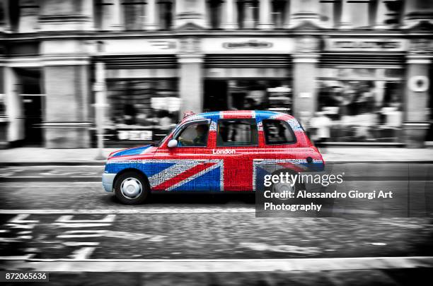 london cabs - geïsoleerde kleur stockfoto's en -beelden